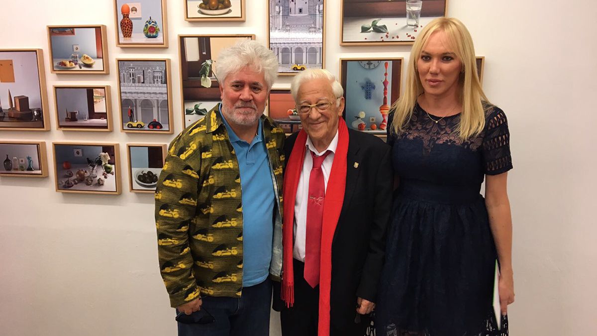 Pedro Almodóvar, el Padre Ángel y y la galerista de La Fresh Gallery.