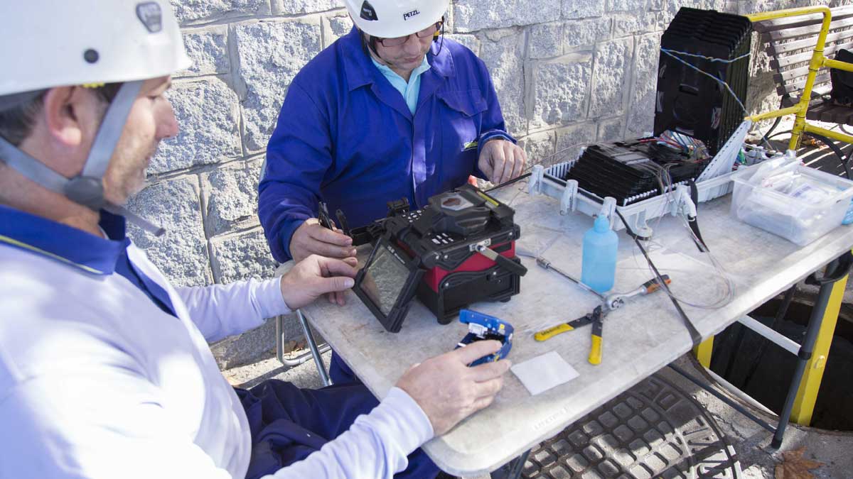 Imagen de archivo de dos técnicos de Telefónica instalando fibra. | ICAL