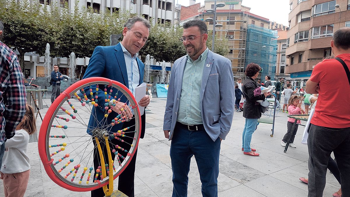 El ‘Reziclonk’ en la plaza de Las Cortes. | DANIEL MARTÍN