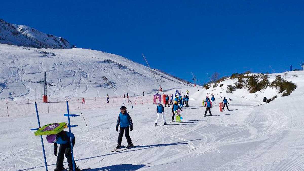 La escasez de precipitaciones en forma de nieve está retardando la afluencia de esquiadores a las pistas leonesas | MAURICIO PEÑA