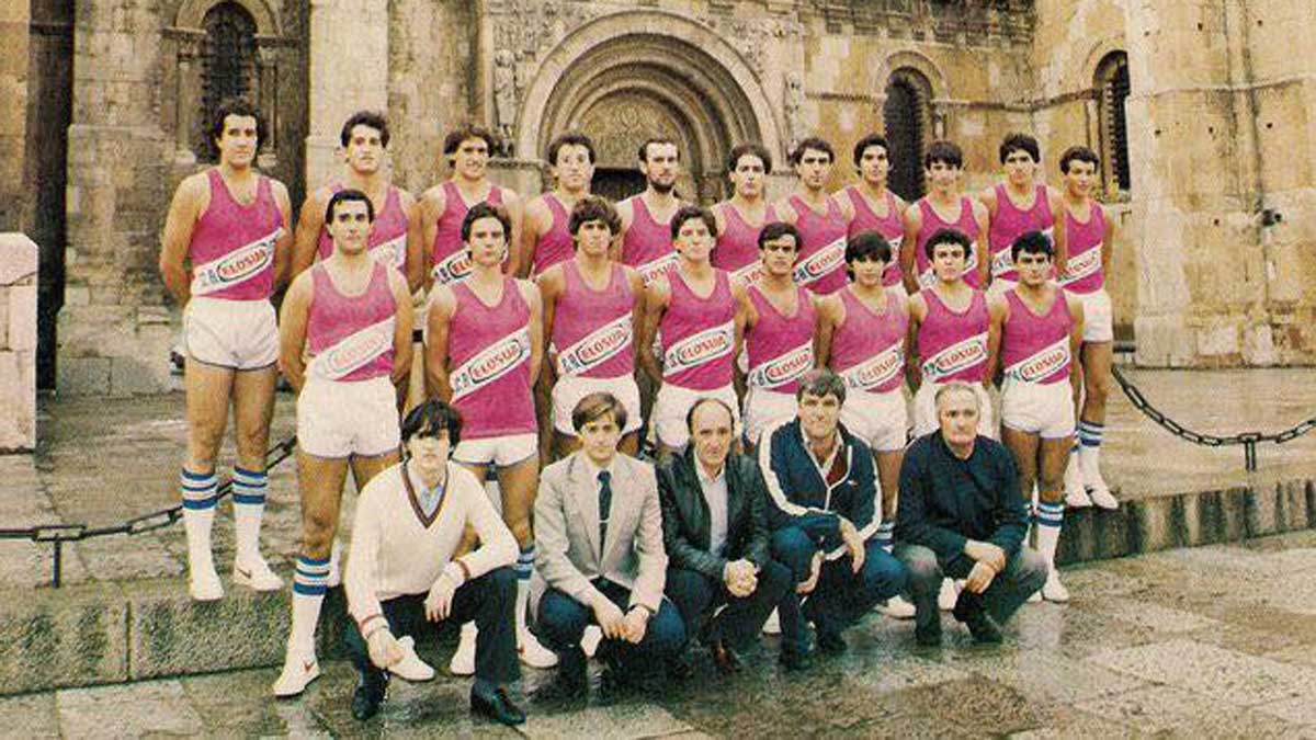 Uno de los primeros equipos del Baloncesto León frente a San Isidoro. | L.N.C.