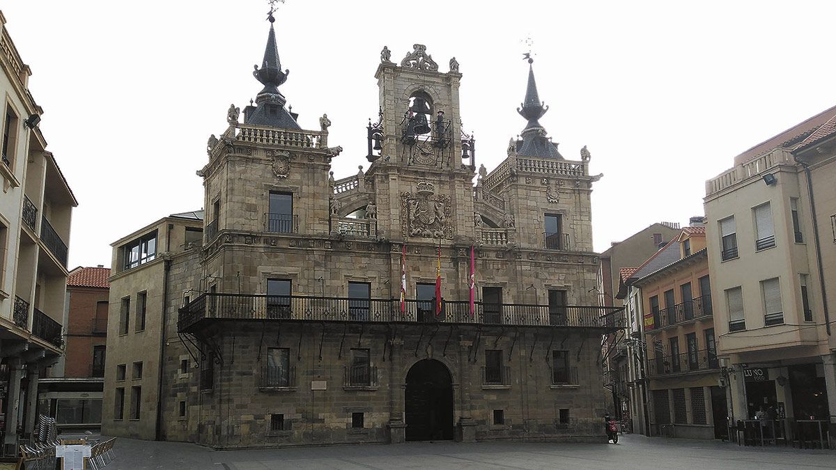 Imagen de la fachada del Ayuntamiento de Astorga. | P.F. Imagen de la fachada del Ayuntamiento de Astorga. | P.F.