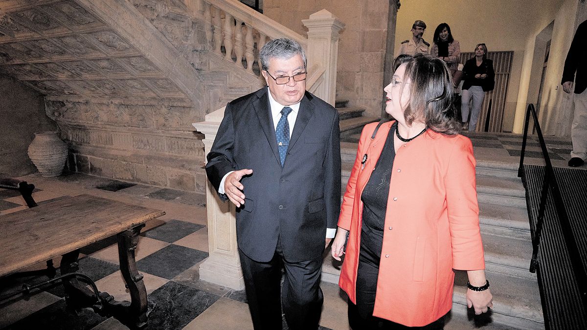 La presidenta del Colegio de Economistas, Nuria González Rabanal, con Bethencourt. | DANIEL MARTÍN