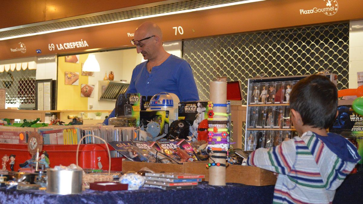 Mercado de jóvenes diseñadores y 'vintage' en la plaza Gourmet. | L. N. C. Mercado de jóvenes diseñadores y 'vintage' en la plaza Gourmet. | L. N. C.