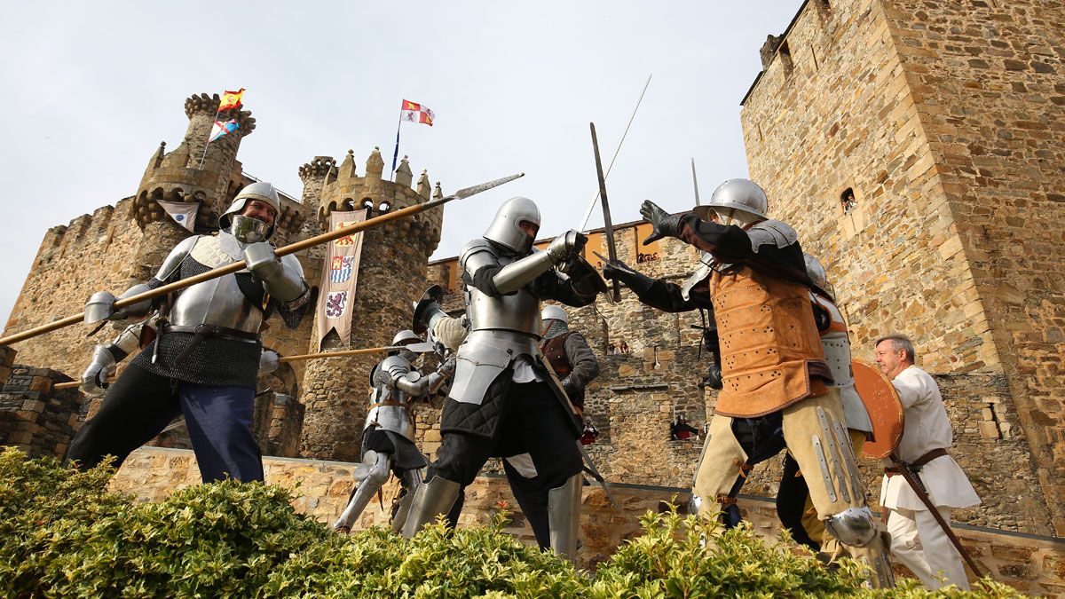 Asalto al Castillo de los Templarios como parte de la recreación histórica de la Revuelta Irmandiña en el Bierzo. | CÉSAR SÁNCHEZ (ICAL)