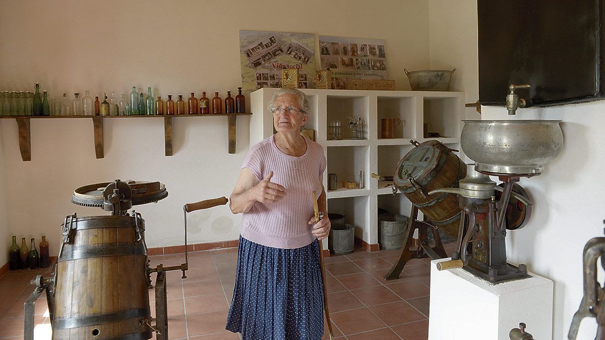 Elena González, vecina del pueblo, ganadera durante muchos años y una excelente guía por los secretos de la vieja lechería comunal. | MAURICIO PEÑA
