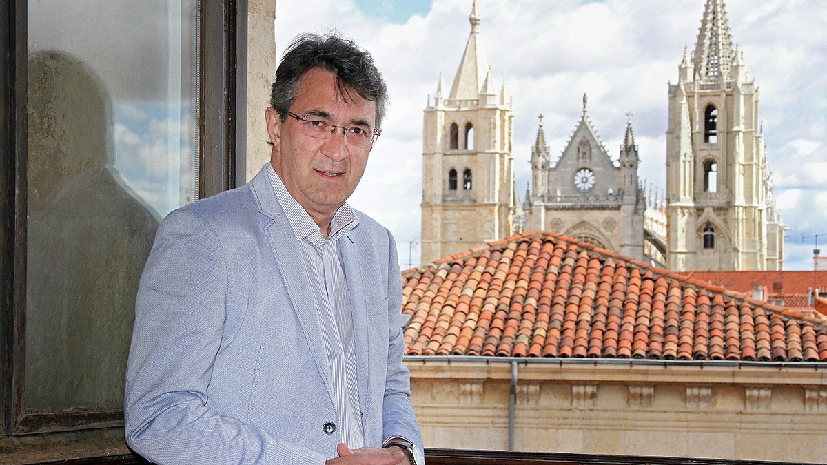Juan Martínez Majo en el Palacio de los Guzmanes de León, sede de la Diputación provincial. | ICAL