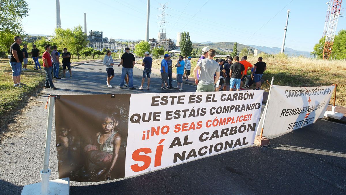 Trabajadores y mineros bercianos protesta frente a las puertas de Compostilla. | C. SÁNCHEZ (ICAL)