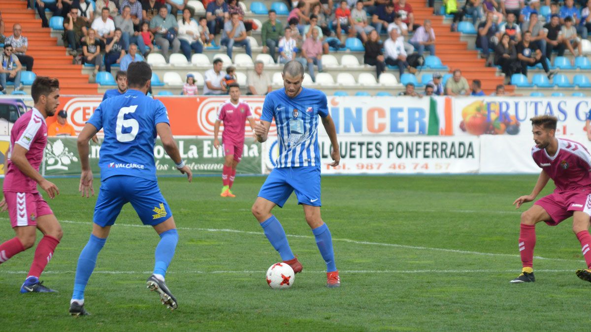 Salinas trata de combinar en una jugada de ataque de la Deportiva. | A. CARDENAL