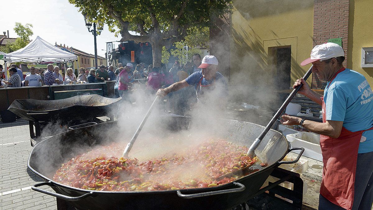 La gran pimentada fue servida por los miembros de la Asociación Fraxino. | MAURICIO PEÑA