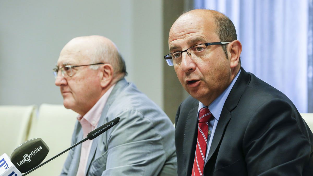 En primer término, el vicepresidente de la Diputación, Francisco Castañón, junto al jefe de servicio, José Antonio Álvarez Canal. | ICAL