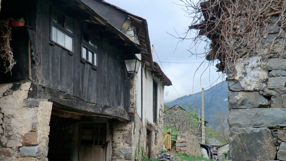 Imagen del pueblo de Salentinos, base para subir al pico Catoute.