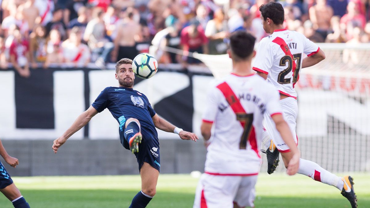 Iván González trata de ganar un balón en el partido del domingo ante el Rayo Vallecano. | LOF Iván González trata de ganar un balón en el partido del domingo ante el Rayo Vallecano. | LOF