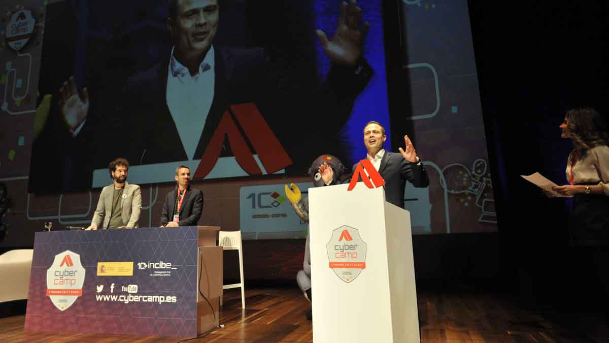 El director del Incibe, Alberto Hernández, en la entrega de premios a los mejores participantes en la lanzadera del Cybercamp del año pasado. | DANIEL MARTÍN