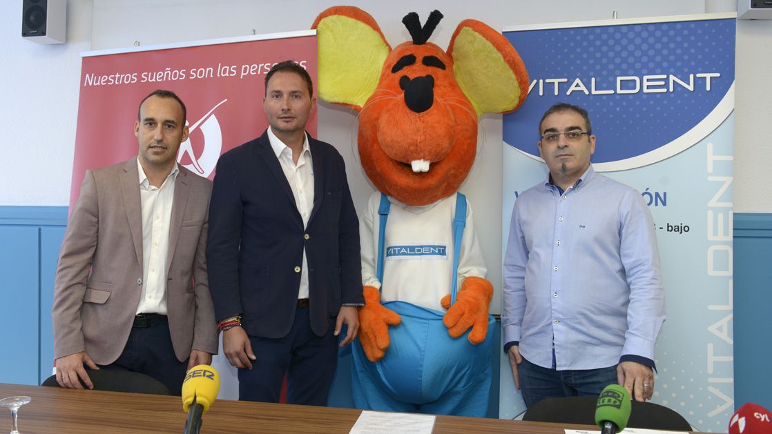 Miguel Ángel Peña y Alberto Sevilla, con el Ratoncito Pérez de Vitaldent durante la firma del convenio. | MAURICIO PEÑA Miguel Ángel Peña y Alberto Sevilla, con el Ratoncito Pérez de Vitaldent durante la firma del convenio. | MAURICIO PEÑA