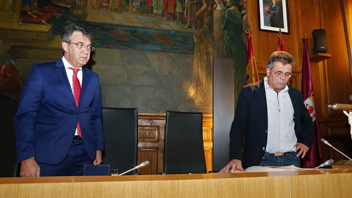 El presidente de la Diputación, Juan Martínez Majo, con Ángel Rodríguez en el momento de su toma de posesión. | CARLOS S. CAMPILLO (ICAL)