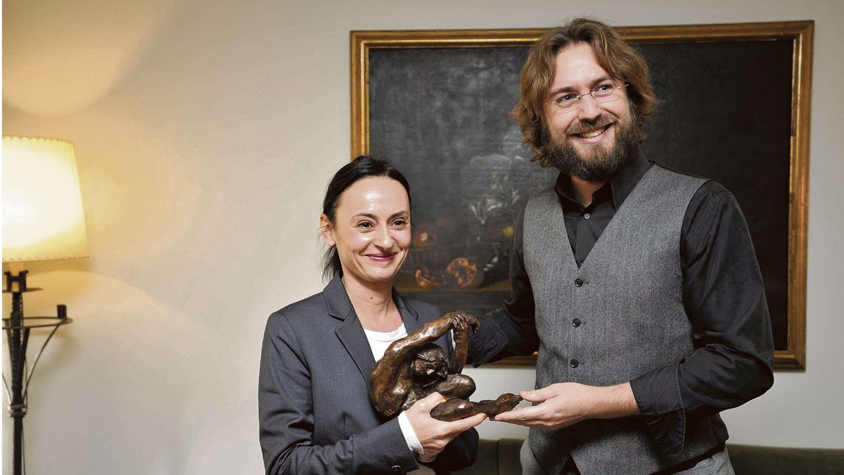 Rafael Saravia entregando el año pasado el premio Leteo a la actriz y dramaturga Angelica Liddel. | DANIEL MARTÍN