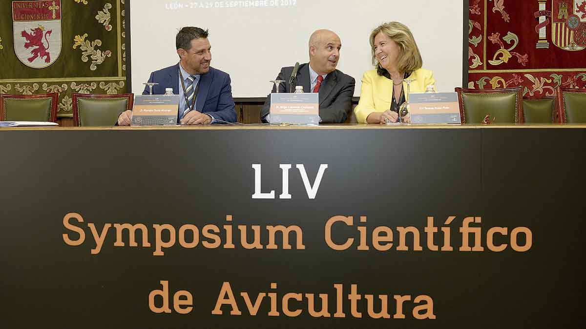 El viceconsejero de Desarrollo Rural, Jorge Llorente, en el centro, abrió el LIV Symposium Científico de Avicultura. | MAURICIO PEÑA