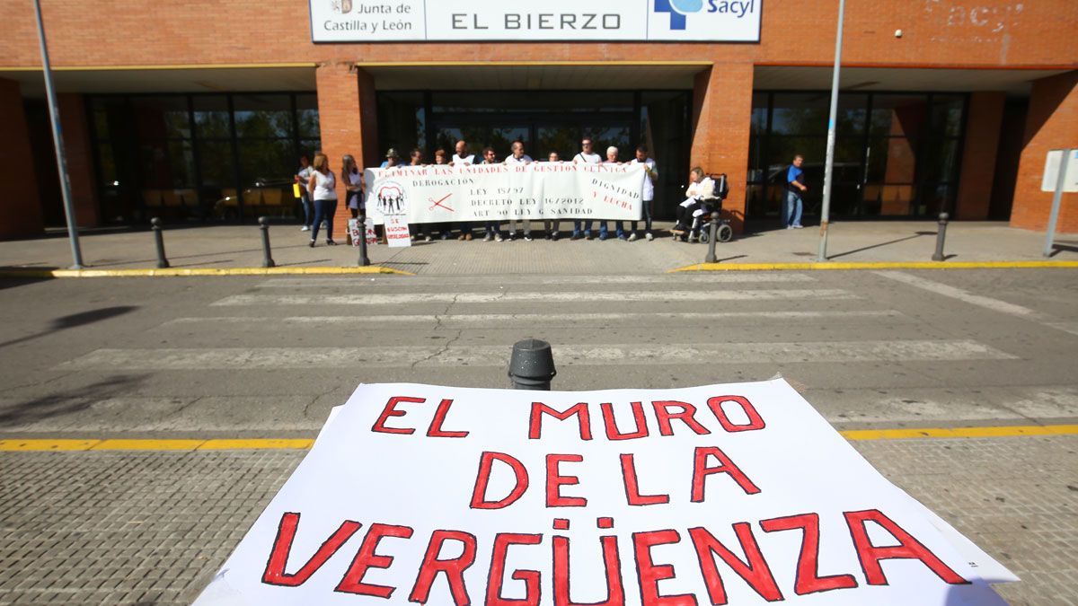 Concentración de Usuarios por la Sanidad Pública en el Bierzo a las puertas del Hospital del Bierzo. | ICAL