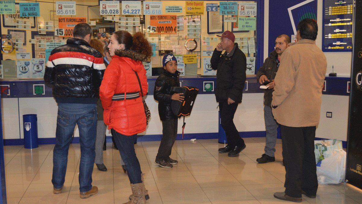 Ayer domingo, último día para comprar Lotería de Navidad, las administraciones de Ponferrada tenían cola. | L. N. C.