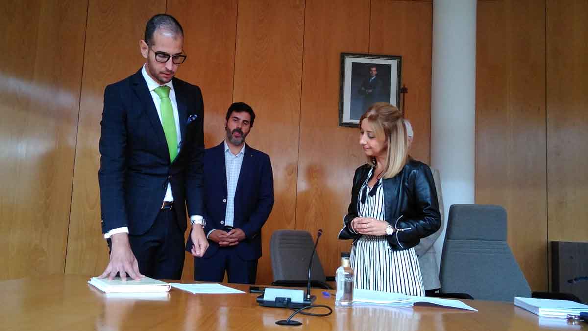 Toma de posesión del nuevo edil del PP, Miguel Alonso, en presencia de la alcaldesa y el secretario. | L.N.C.