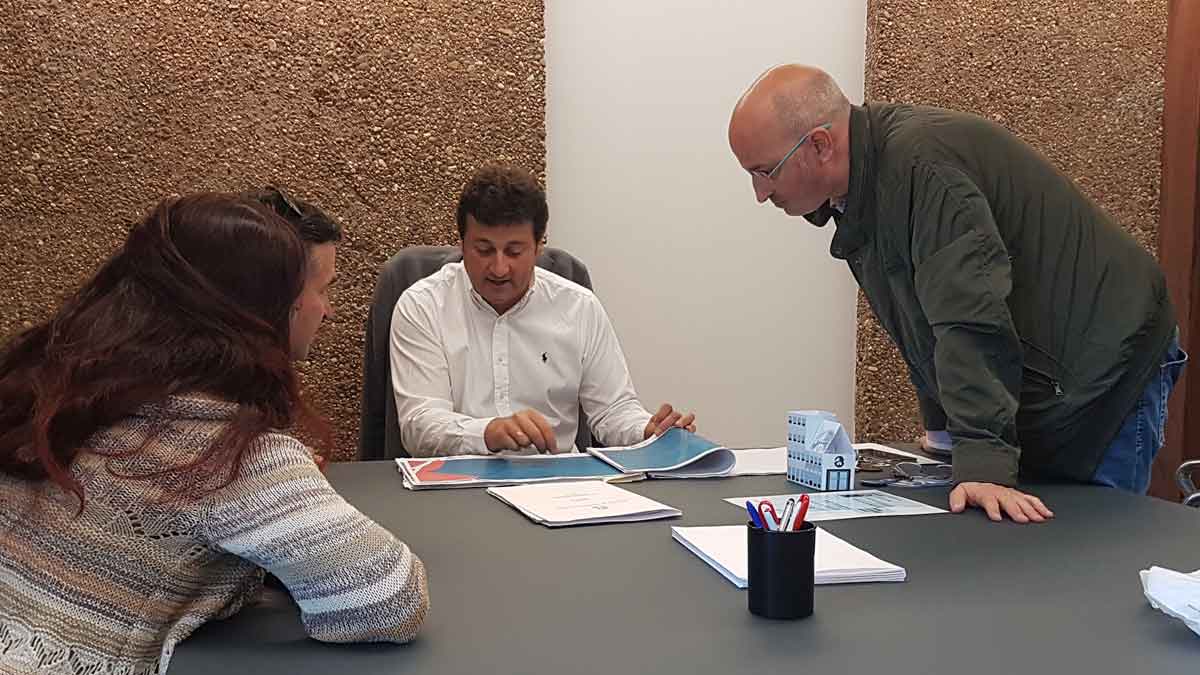 El alcalde de Villaquilambre, Manuel García, con los representantes de la plataforma. | L.N.C.