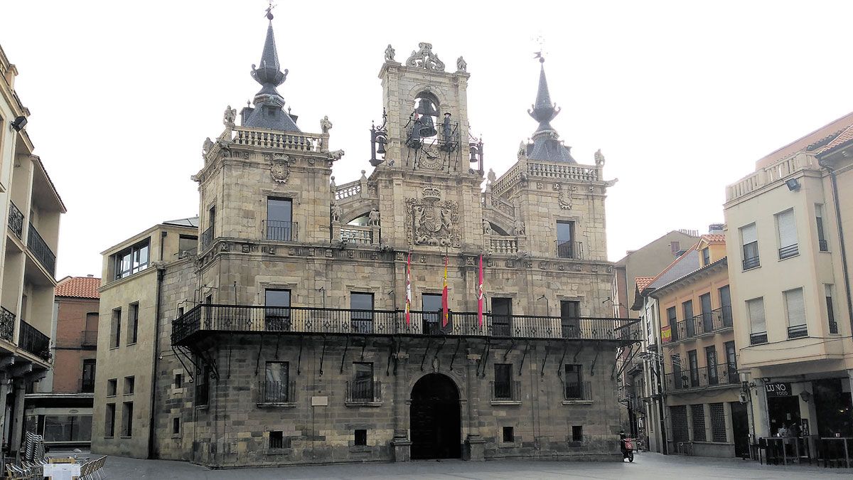 Fachada principal del Ayuntamiento de Astorga. | P.F.