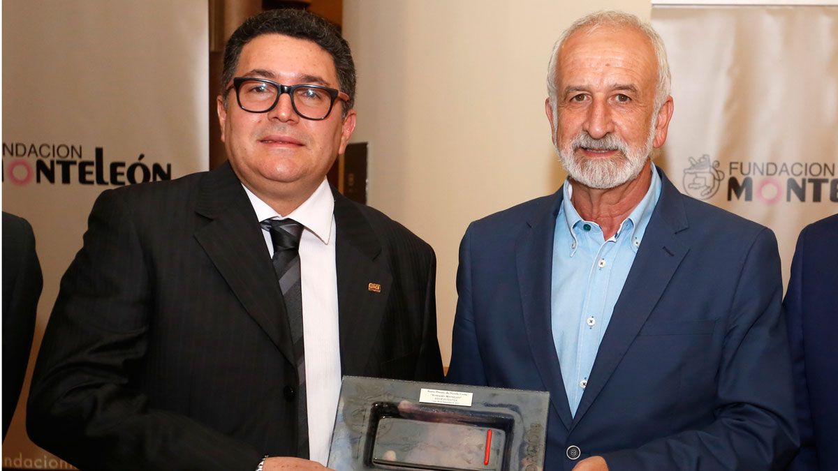 René Fuentes recibió el premio de manos de Salvador Gutiérrez. | CARLOS S. CAMPILLO (ICAL)