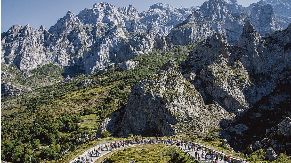 Procesión de Corona bajando del Tombo por la carretera. | VICENTE GARCÍA