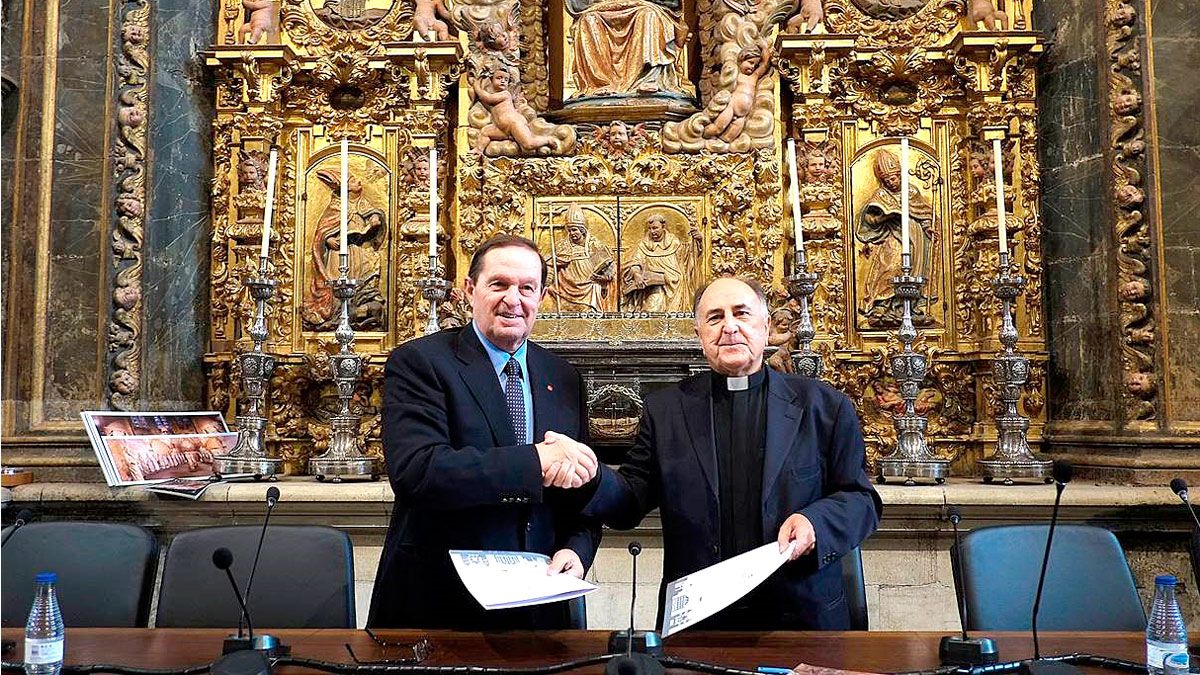 Ángel Luis Valdés y Antonio Trobajo durante la firma del convenio de colaboración en la Sala Capitular de la Catedral de León.