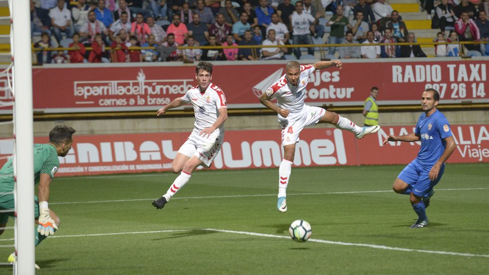 Zuiverloon cabecea buscando el gol en una de las mejores ocasiones de la Cultural. | MAURICIO PEÑA