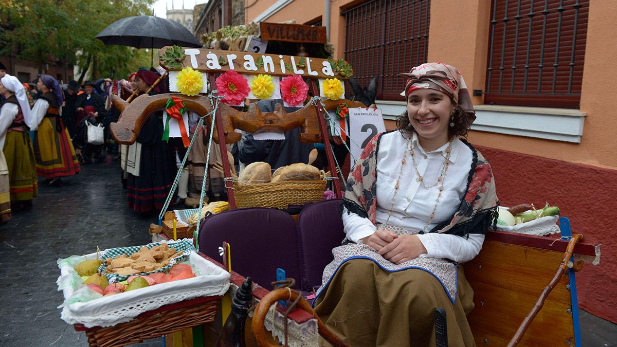 Medio centenar de carros engalanados participan este domingo en el tradicional desfile hasta la plaza del Grano. | MAURICIO PEÑA