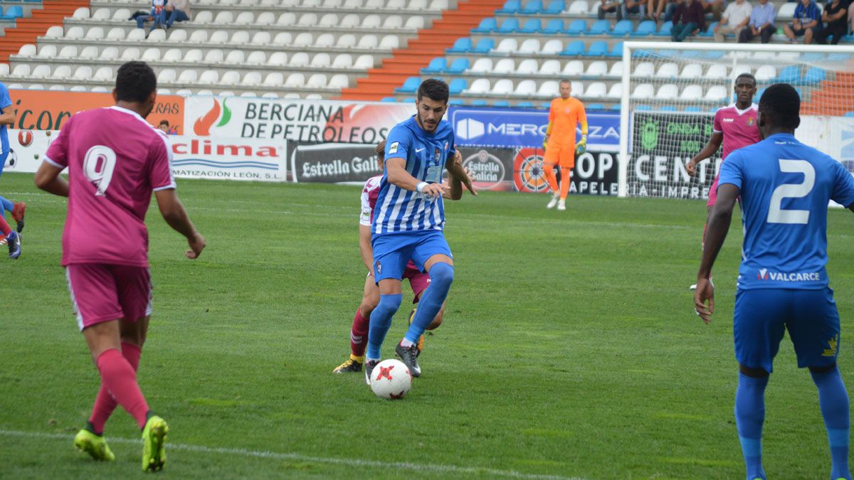 Cidoncha, durante el partido ante el Valladolid B en El Toralín. | A. CARDENAL