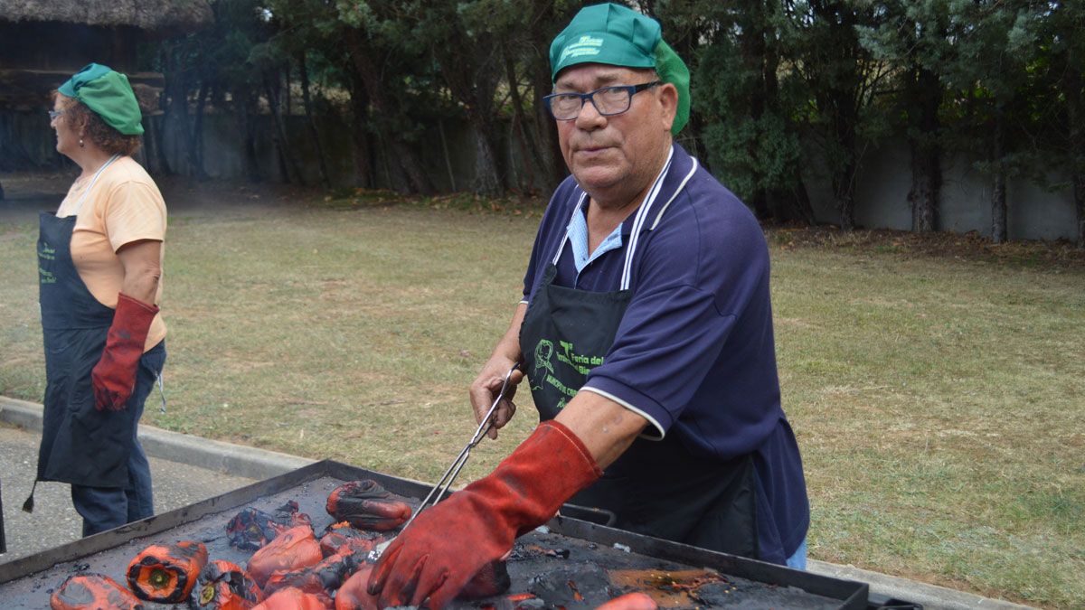 Asado de pimientos en la Feria de Carracedelo. | A.C.