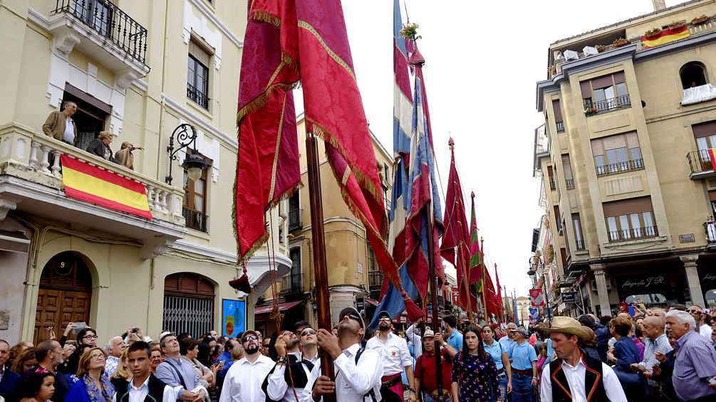 El desfile de pendones llegando a la Catedral. | DANIEL MARTÍN