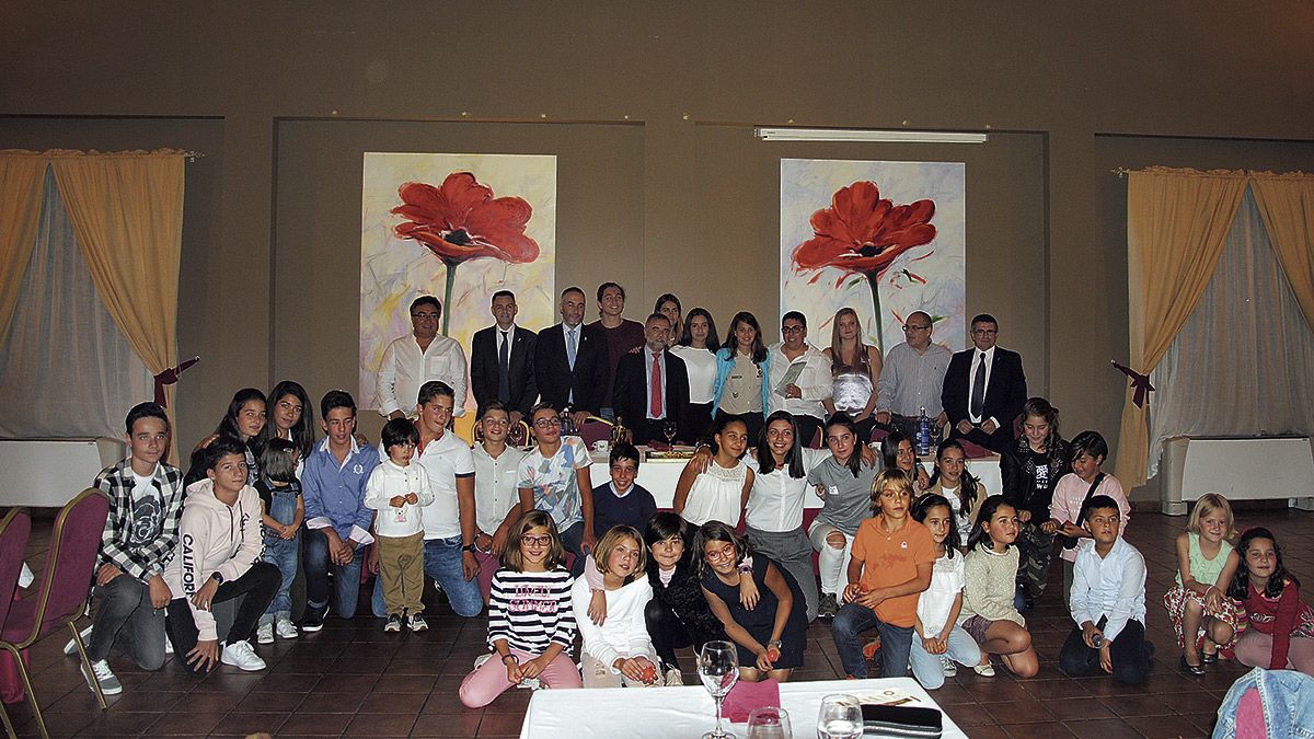 Fotografía de grupo con los premiados, al finalizar la cena donde se reconoció a uno de los clubes más jóvenes de la ciudad. | ABAJO