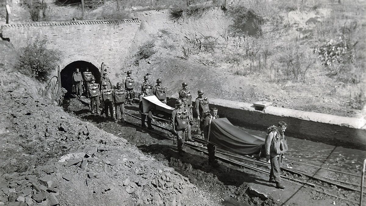 Imagen del trabajo de la Brigada de Salvamento, impagable su aportación en los accidentes, en este caso de la de Hulleras de Sabero, que tuvo gran fama. Imagen del trabajo de la Brigada de Salvamento, impagable su aportación en los accidentes, en este caso de la de Hulleras de Sabero, que tuvo gran fama.