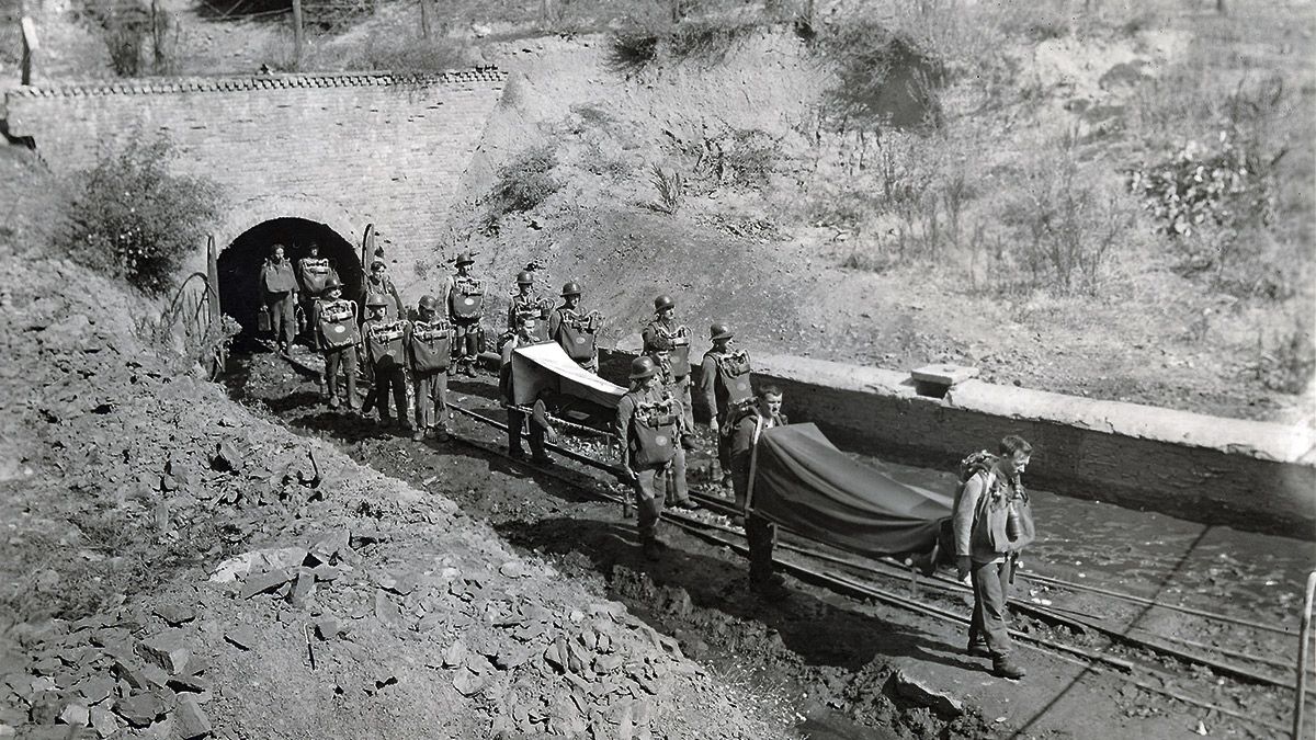 Imagen del trabajo de la Brigada de Salvamento, impagable su aportación en los accidentes, en este caso de la de Hulleras de Sabero, que tuvo gran fama.