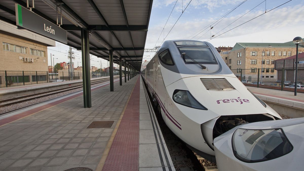 Línea de Alta Velocidad Valladolid-Venta de Baños-Palencia-León junto a la linea convencional. | RUBÉN CACHO (ICAL)