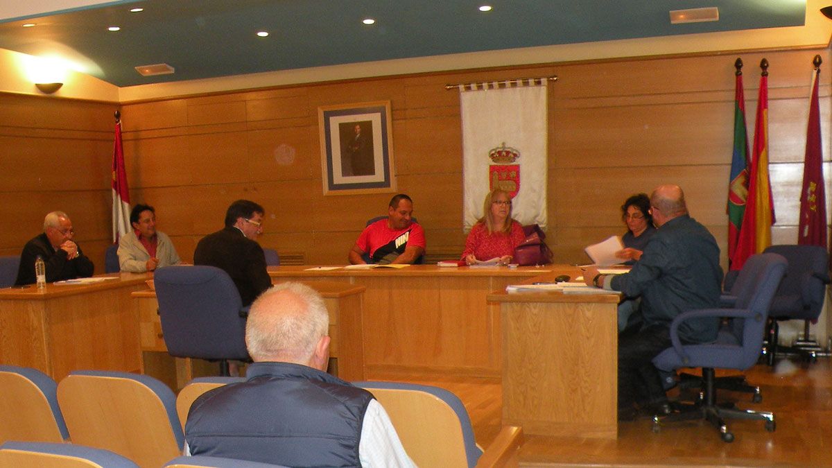 Un momento del pleno ordinario celebrado este lunes en el Ayuntamiento de Villamanín. | ESTEFANÍA NIÑO