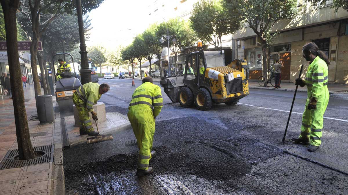 Trabajos de asfaltado en una imagen de archivo. | DANIEL MARTÍN