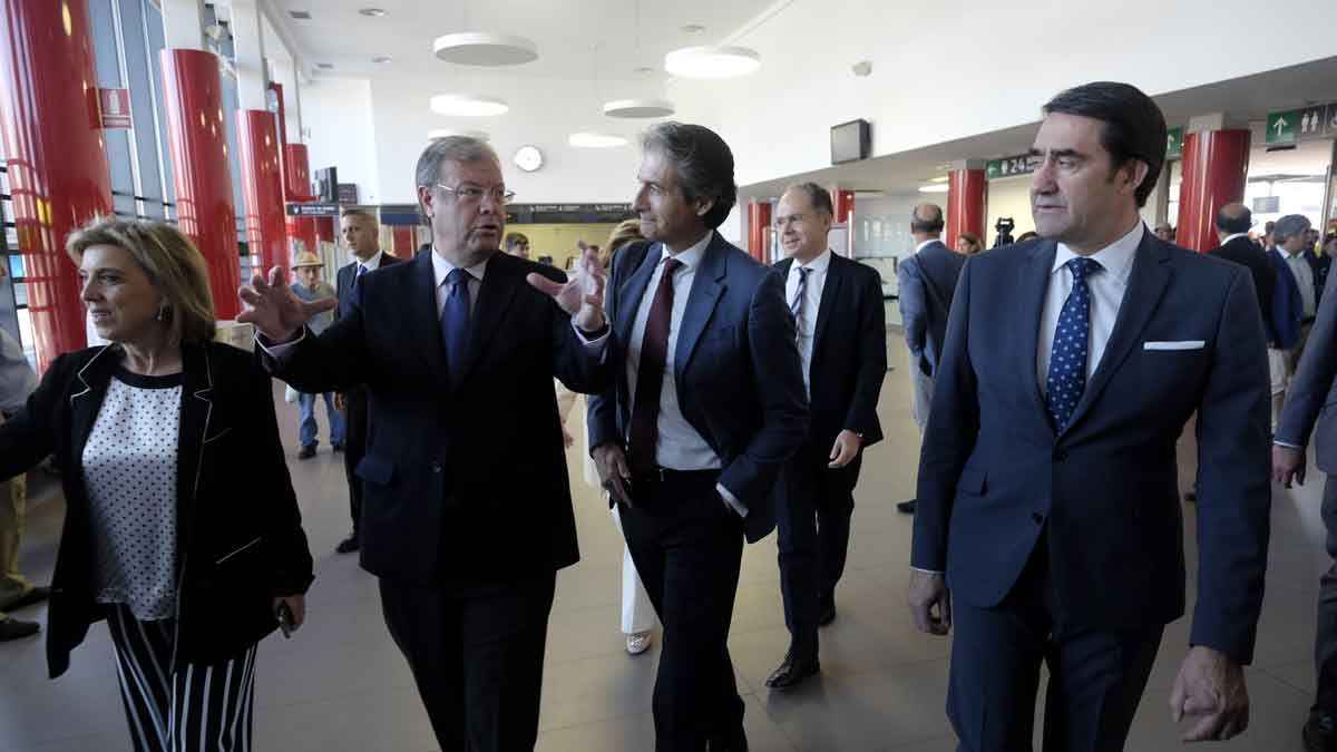 El ministro De la Serna, en una visita a León, junto a Antonio Silván y Juan Carlos Suárez Quiñones. | DANIEL MARTÍN