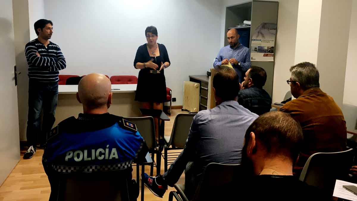 La concejala de personal, Camino Cabañas, en una reunión con los agentes de Policía Local de San Andrés. | L.N.C.