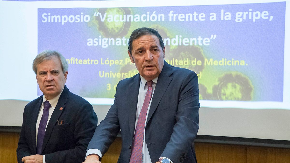El consejero de Sanidad, Antonio María Sáez, participa en el acto inaugural del simposio 'Vacunación frente a la gripe, asignatura pendiente'. | ICAL