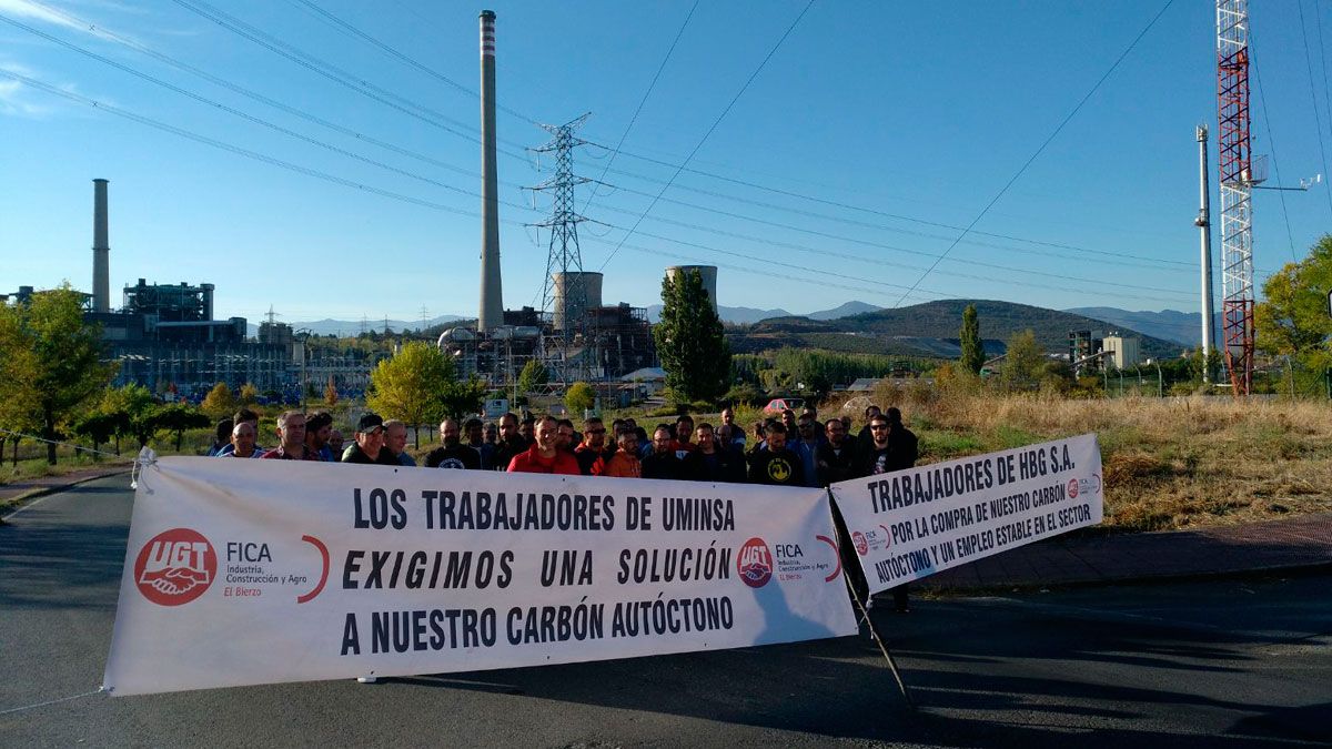 Concentración ante la térmica de trabajadores de Uminsa convocados por UGT, sindicato al que USO critica sus medidas en solitario. | M.I.