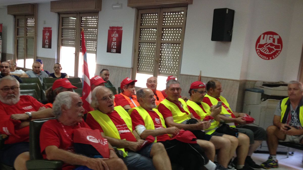 Los pensionistas hicieron parada en Ponferrada para celebrar asamblea.| M.I.