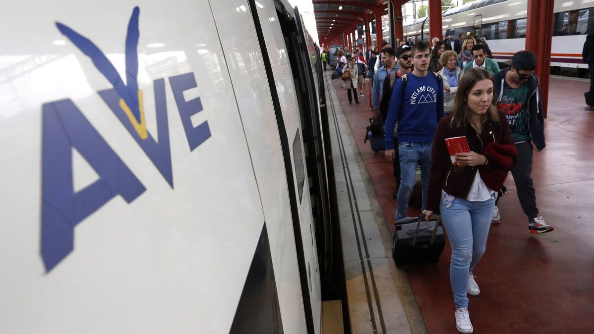 Un grupo de viajeros del primer trayecto comercial del AVE entre León y Madrid el día 30 de septiembre de 2015. | CARLOS S. CAMPILLO (ICAL)