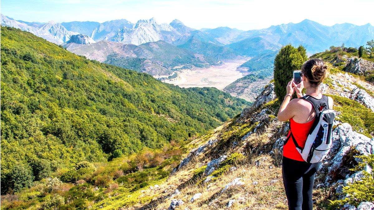 El embalse de Barrios de Luna, el Pico Meloita, el Cerro Pedroso y las peñas de Prado desde la solana de Ladreo. | VICENTE GARCÍA