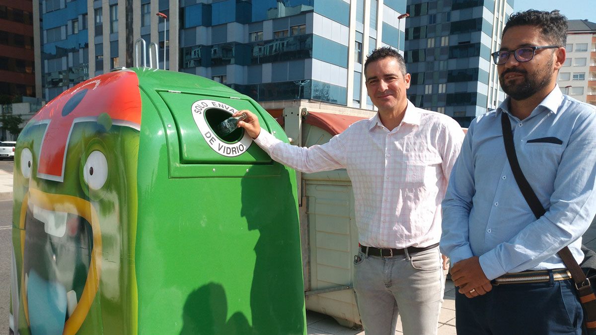 Mendo, junto a un contenedor en Ponferrada. | M.I.