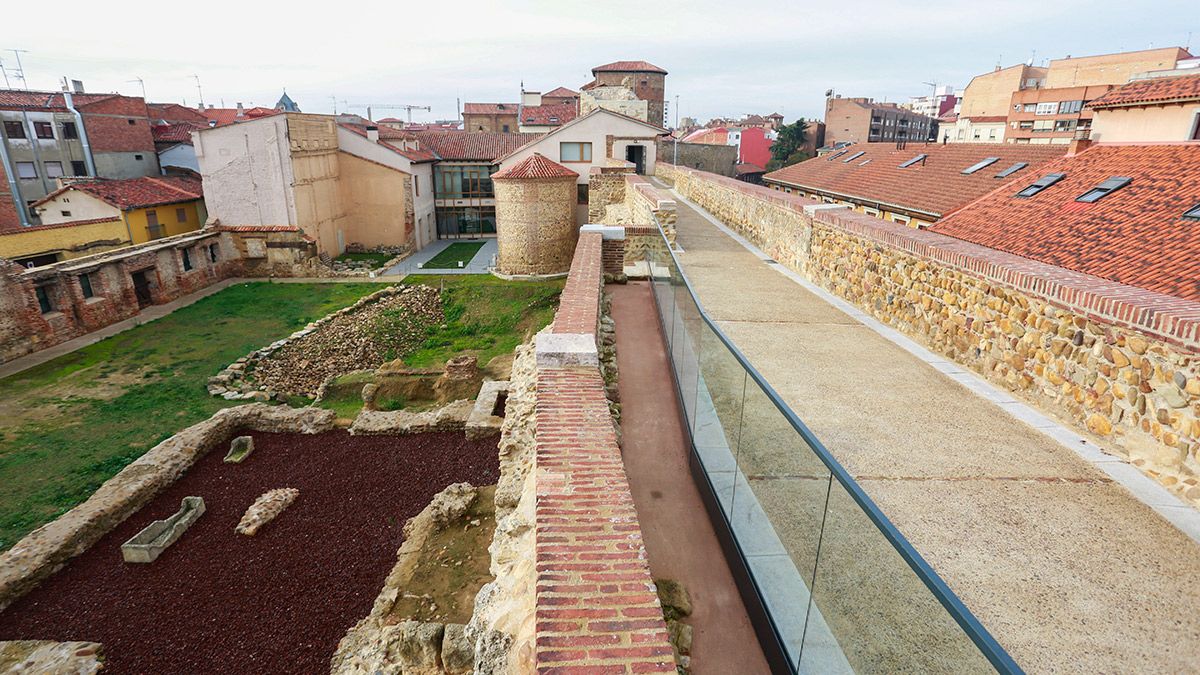 Uno de los tramos ya recuperados de la muralla de León. | ICAL